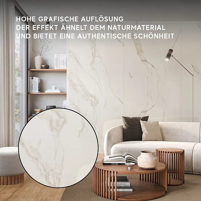 Corso Italia Feinsteinzeugfliese Marble Calacatta - 120 x 278 cm, Weiß, Glänzend - Großformatige Wandfliese mit weißer Marmoroptik in einem Wohnzimmer, Nahaufnahme zeigt realistische Äderung.