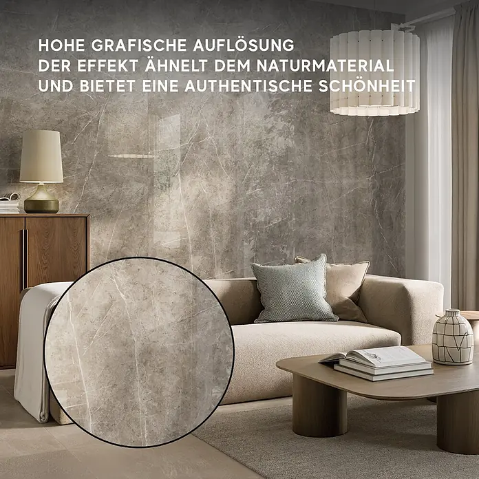 Corso Italia Feinsteinzeugfliese Marble - 120 x 278 cm, Grau, Glänzend - Beige-graue Fliesen in Marmoroptik an Wohnzimmerwand und -boden, mit Detailaufnahme der weißen Maserung.