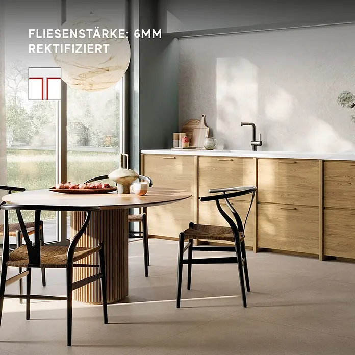 Corso Italia Feinsteinzeugfliese Resin - 120 x 278 cm, Weiß, Matt - Helle, greige, rektifizierte Bodenfliesen in einem modernen Küchen-Essbereich.