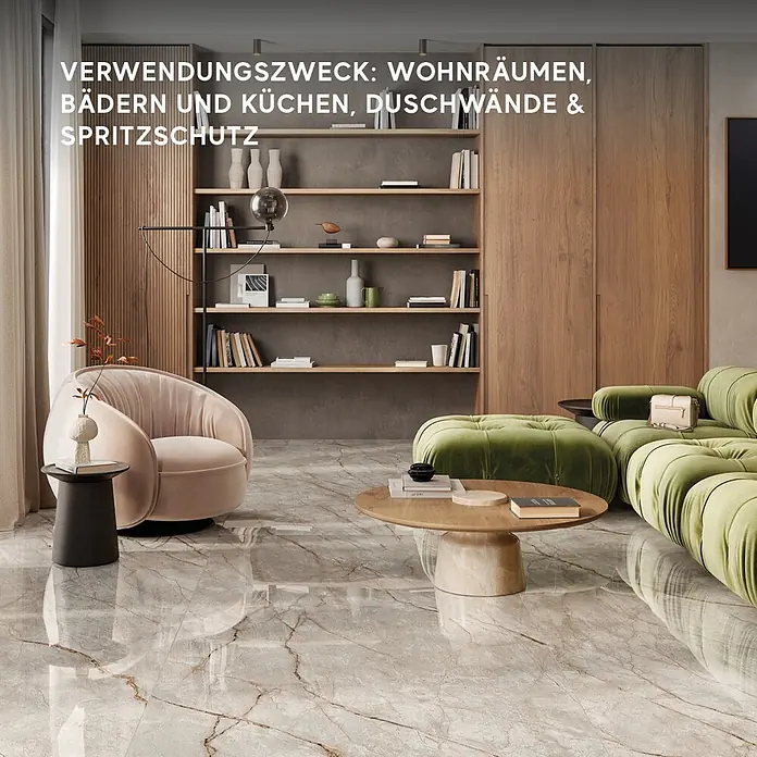 Corso Italia Feinsteinzeugfliese Crimson - 120 x 278 cm, Grau, Glänzend - Helle Bodenfliesen in Marmoroptik mit braunen Äderungen und glänzender Oberfläche in einem modernen Wohnzimmer.