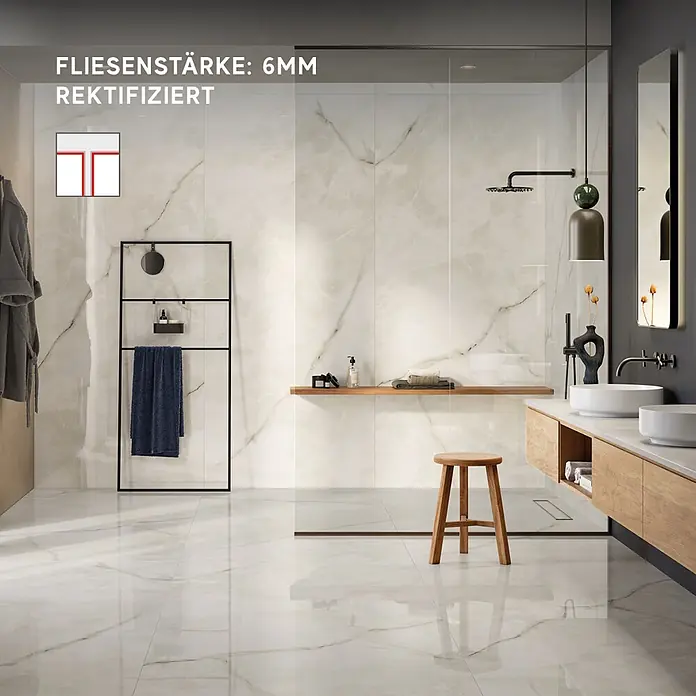 Corso Italia Feinsteinzeugfliese Onyx - 120 x 278 cm, Weiß, Glänzend - 6mm rektifizierte Fliesen in Marmoroptik bedecken Boden und Wände eines modernen Badezimmers.