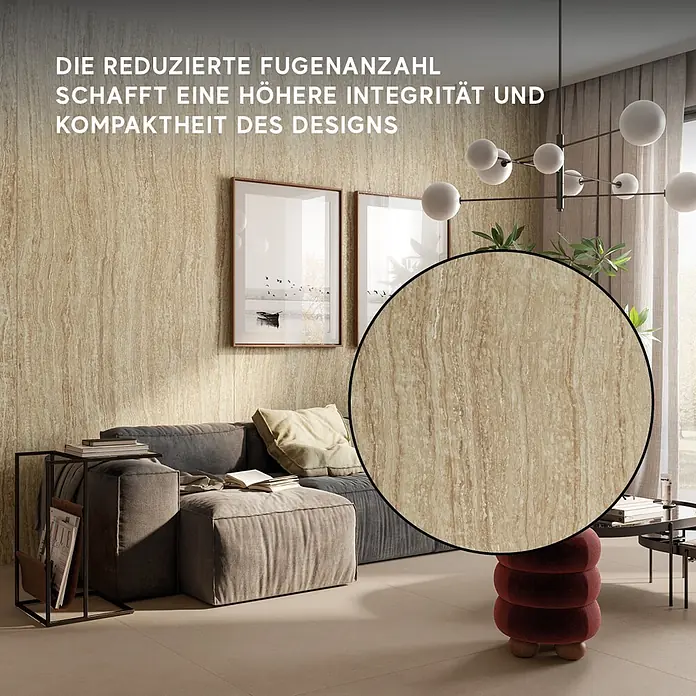 Corso Italia Feinsteinzeugfliese Traventino - 120 x 278 cm, Sand, Matt - Wohnzimmerwände mit großformatigen hellbraunen Fliesen mit vertikaler Travertin-Maserung für eine nahtlose Optik.