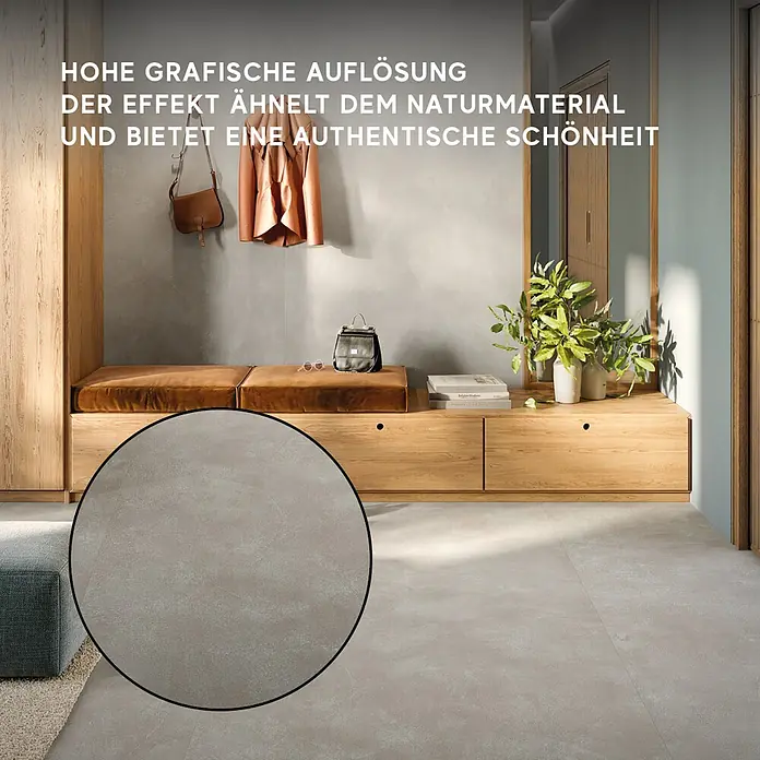 Corso Italia Feinsteinzeugfliese Resin - 120 x 278 cm, Silber, Matt - Helle graue Bodenfliesen mit Natursteinoptik, verlegt in einem modernen Eingangsbereich. Nahaufnahme zeigt die authentische Materialstruktur.
