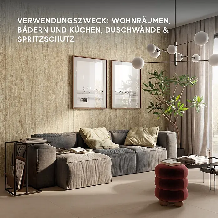 Corso Italia Feinsteinzeugfliese Traventino - 120 x 278 cm, Sand, Matt - Beigefarbene, texturierte Wandverkleidung im Wohnzimmer, ideal für Nassbereiche.