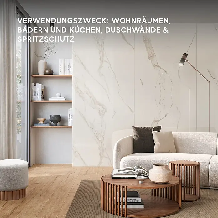 Corso Italia Feinsteinzeugfliese Marble Calacatta - 120 x 278 cm, Weiß, Glänzend - Große weiße Marmor-Optik Wandfliesen mit leichter Äderung als stilvolle Akzentwand in einem modernen Wohnzimmer.