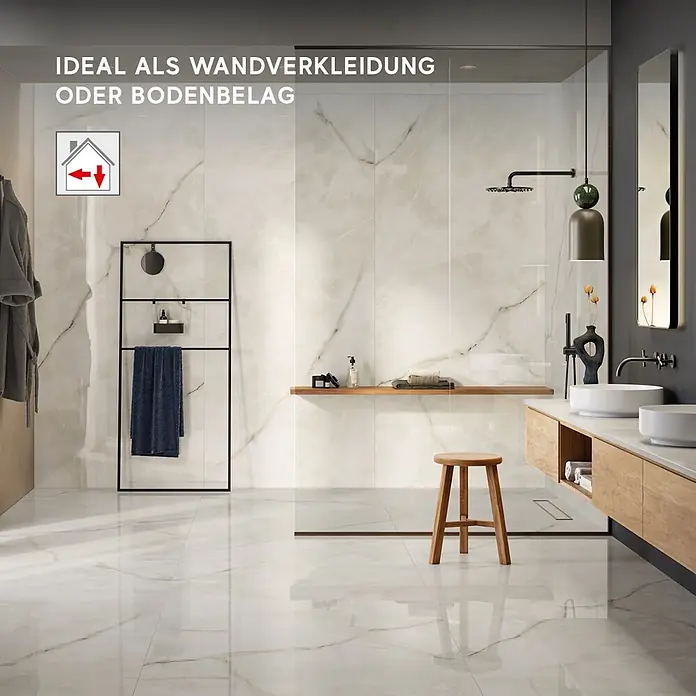 Corso Italia Feinsteinzeugfliese Onyx - 120 x 278 cm, Weiß, Glänzend - Helle Fliesen in Marmoroptik als Wand- und Bodenbelag in einem modernen Badezimmer.