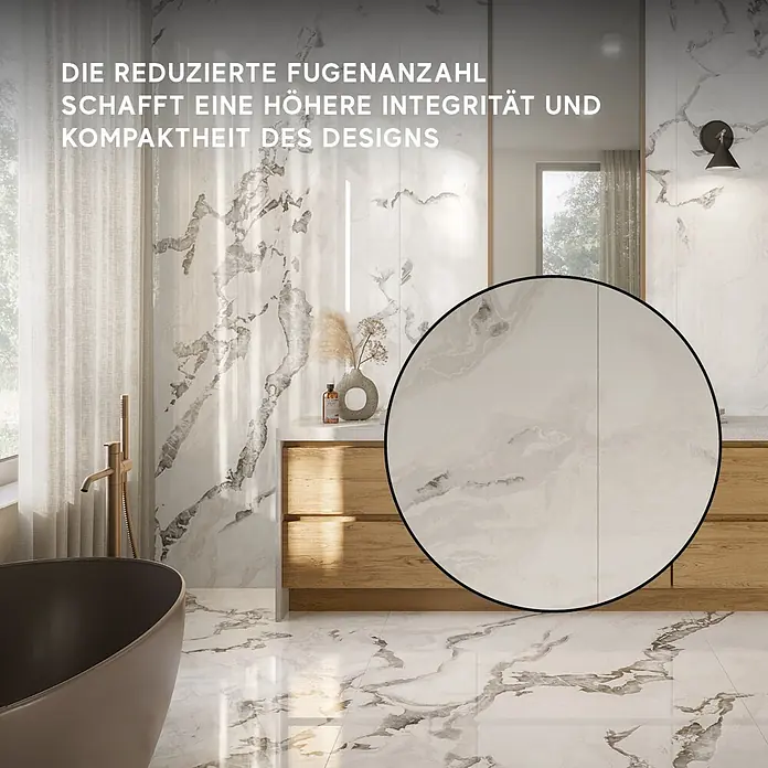 Corso Italia Feinsteinzeugfliese Lunar - 120 x 278 cm, Grau, Glänzend - Großformatige Fliesen in heller Marmoroptik in einem Bad, die ein nahtloses Design mit minimalen Fugen zeigen. Nahaufnahme betont die dezente Fuge.