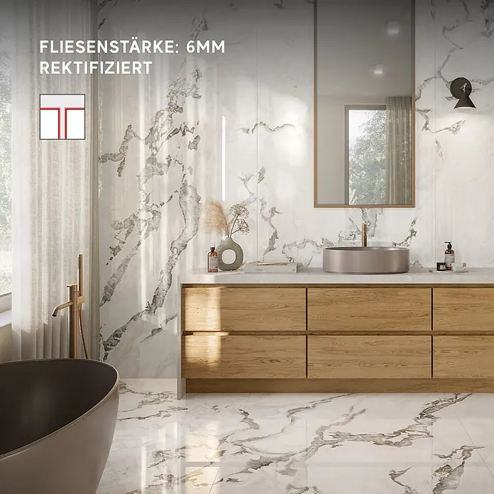 Corso Italia Feinsteinzeugfliese Lunar - 120 x 278 cm, Grau, Glänzend - Weiße und graue Marmoroptik-Fliesen, 6mm rektifiziert, an Wänden und Boden eines Badezimmers.