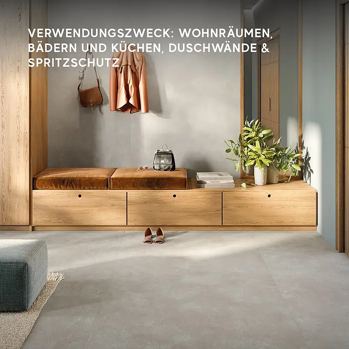 Corso Italia Feinsteinzeugfliese Resin - 120 x 278 cm, Silber, Matt - Großformatige hellgraue Fliesen an Boden und Wand in einem modernen Eingangsbereich, geeignet für Wohnräume, Bäder, Küchen.