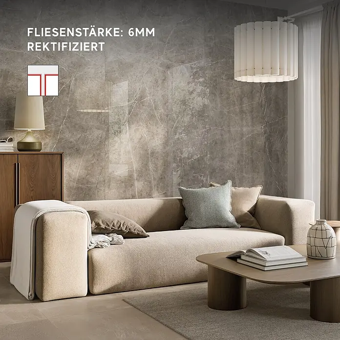 Corso Italia Feinsteinzeugfliese Marble - 120 x 278 cm, Grau, Glänzend - Großformatige, rektifizierte 6mm Fliesen in Marmoroptik an einer Wohnzimmerwand.