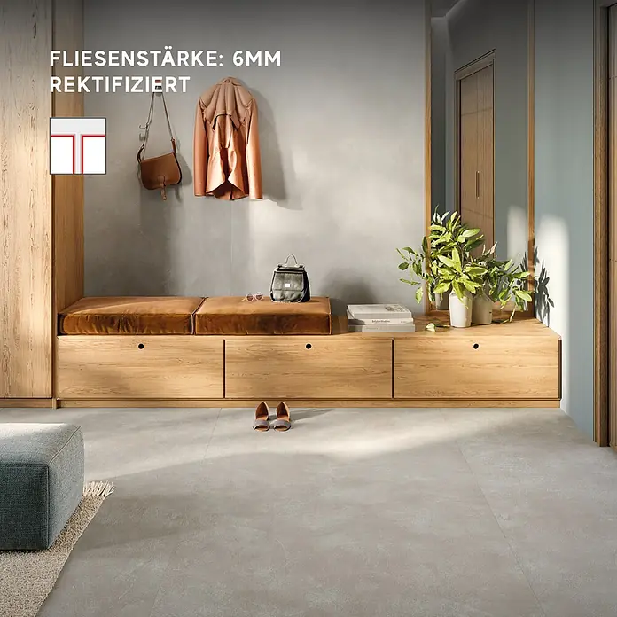 Corso Italia Feinsteinzeugfliese Resin - 120 x 278 cm, Silber, Matt - Hellgraue, rektifizierte 6mm Bodenfliesen in Betonoptik, die einen modernen Flurboden bilden.