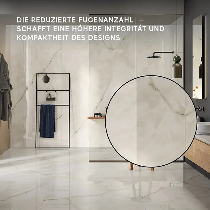 Corso Italia Feinsteinzeugfliese Onyx - 120 x 278 cm, Weiß, Glänzend - Badezimmer mit großen, weißen Fliesen in Marmoroptik und reduzierten Fugen für ein nahtloses Design.