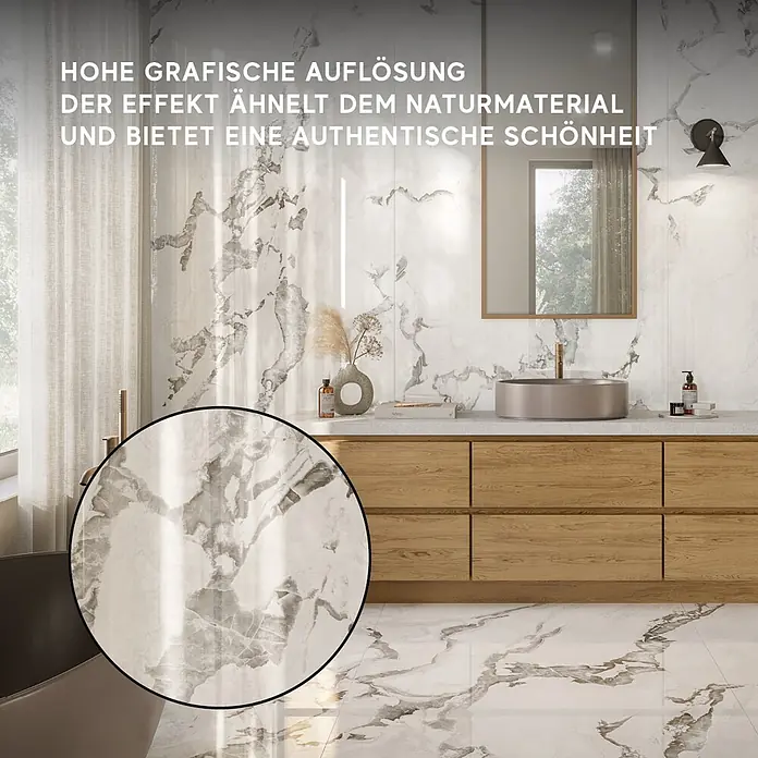 Corso Italia Feinsteinzeugfliese Lunar - 120 x 278 cm, Grau, Glänzend - Weiße und graue Marmorfliesen an Badwänden und -boden. Ein runder Ausschnitt zeigt die hochauflösende Maserung im Detail.