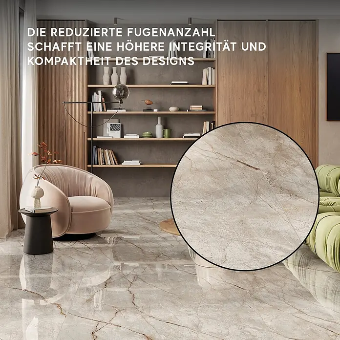 Corso Italia Feinsteinzeugfliese Crimson - 120 x 278 cm, Grau, Glänzend - Modernes Wohnzimmer mit großen, hellbeigen Marmor-Bodenfliesen, Detailtextur im Ausschnitt sichtbar.