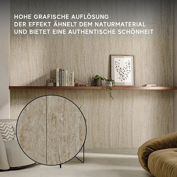 Corso Italia Feinsteinzeugfliese Traventino - 120 x 278 cm, Beige, Matt - Helle beigefarbene Wandfliese mit natursteinähnlicher Maserung und hochauflösender Textur, mit Nahaufnahme.