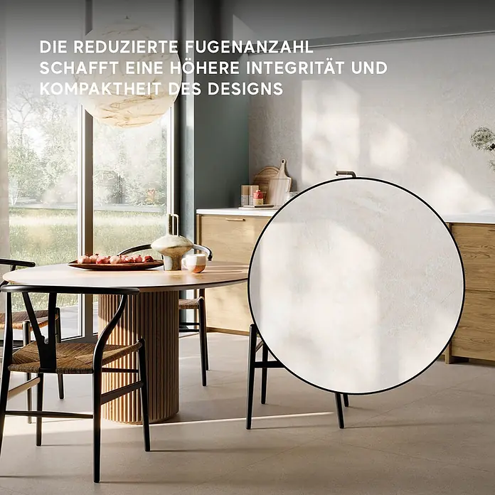 Corso Italia Feinsteinzeugfliese Resin - 120 x 278 cm, Weiß, Matt - Cremefarbene Großformatfliese mit dezenter Textur an moderner Küchenwand, die ihr nahtloses Design mit reduzierten Fugen hervorhebt.