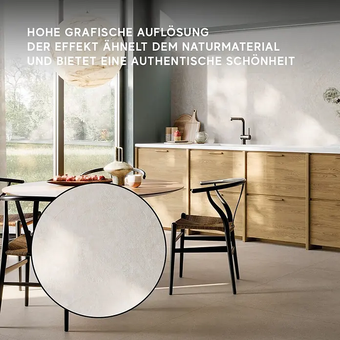 Corso Italia Feinsteinzeugfliese Resin - 120 x 278 cm, Weiß, Matt - Nahaufnahme einer hellbeigen Texturfliese, die Naturmaterial ähnelt, als Boden- und Wandbelag in einer modernen Küche.