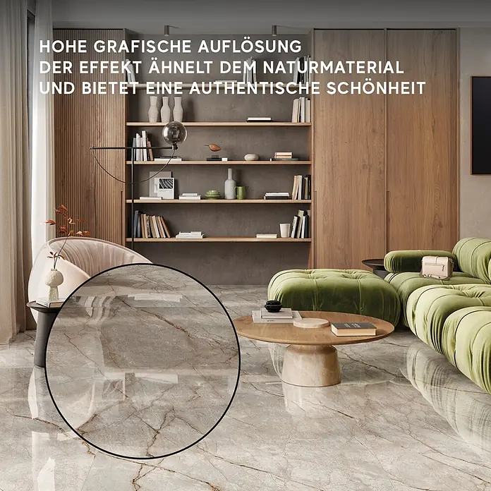Corso Italia Feinsteinzeugfliese Crimson - 120 x 278 cm, Grau, Glänzend - Glänzende, beigegrau marmorierte Bodenfliesen mit braunen Äderungen, verlegt in einem modernen Wohnzimmer, Licht reflektierend.