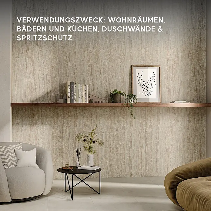 Corso Italia Feinsteinzeugfliese Traventino - 120 x 278 cm, Beige, Matt - Hellbraune, dezent texturierte Wandfliesen in einem modernen Wohnraum mit Holzregal.