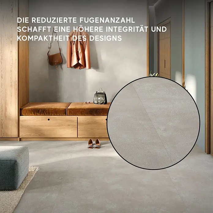 Corso Italia Feinsteinzeugfliese Resin - 120 x 278 cm, Silber, Matt - Hellgraue großformatige Bodenfliesen für einen nahtlosen, kohärenten Look in einem modernen Eingangsbereich.