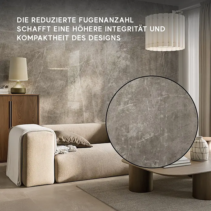 Corso Italia Feinsteinzeugfliese Marble - 120 x 278 cm, Grau, Glänzend - Großformatige graue Wandfliesen in Marmoroptik bedecken nahtlos eine Wohnzimmerwand, hervorgehoben durch eine vergrößerte Ansicht mit minimalen Fugen.