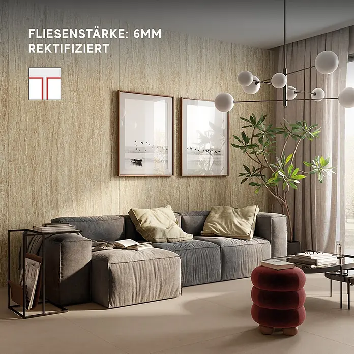 Corso Italia Feinsteinzeugfliese Traventino - 120 x 278 cm, Sand, Matt - Hellbraune, rektifizierte Wandfliesen in Natursteinoptik, 6mm dick, in einem modernen Wohnzimmer verlegt.