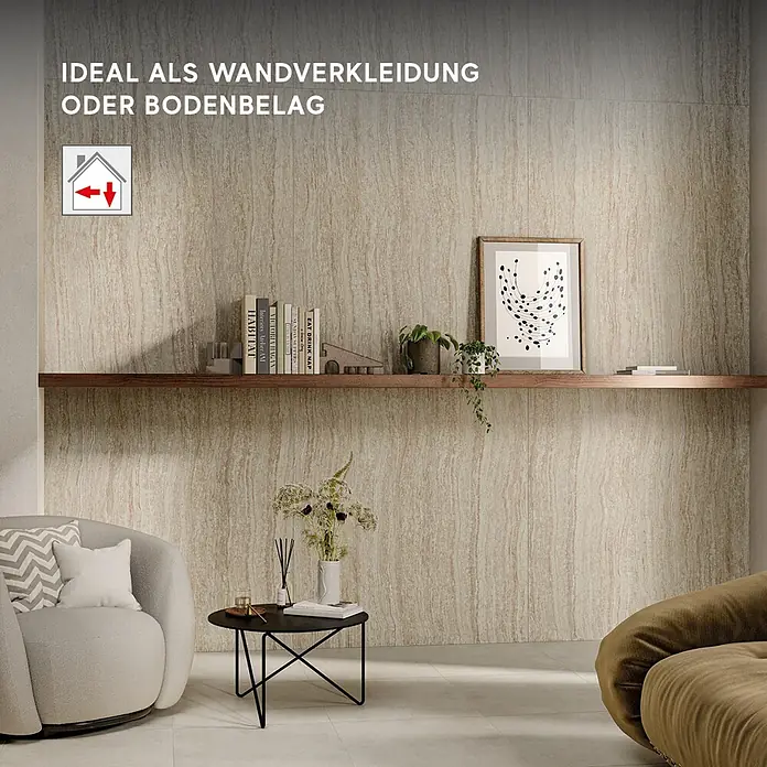 Corso Italia Feinsteinzeugfliese Traventino - 120 x 278 cm, Beige, Matt - Helle beige Fliesen mit Textur an Wänden und Boden eines modernen Wohnzimmers. Ideal als Wandverkleidung oder Bodenbelag.