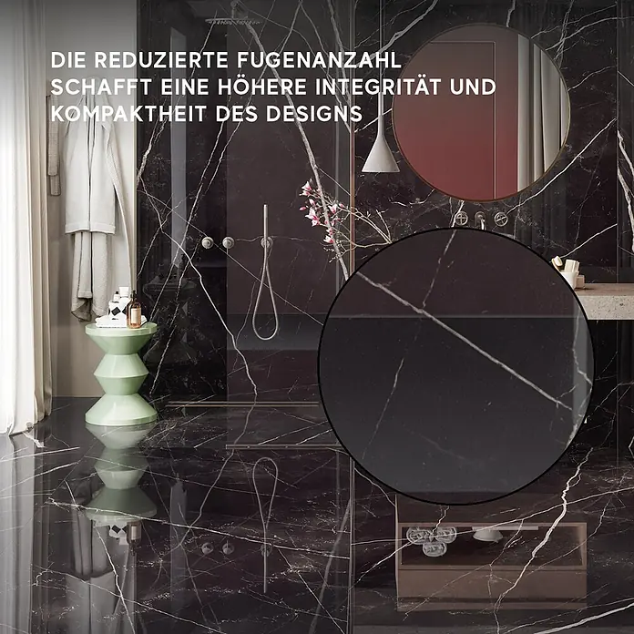 Corso Italia Feinsteinzeugfliese Calacatta - 120 x 278 cm, Schwarz, Glänzend - Großformatige schwarze Fliesen in Marmoroptik mit weißer Maserung in einem modernen Bad, die eine nahtlose Verlegung mit minimalen Fugen zeigen.