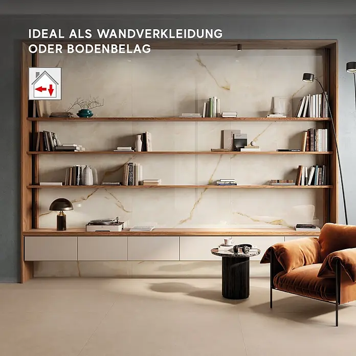 Corso Italia Feinsteinzeugfliese Onyx - 120 x 278 cm, Gold, Glänzend - Helle Marmor-Look Fliesen mit goldenen Adern als Wandverkleidung und Bodenbelag in einem modernen Wohnraum.
