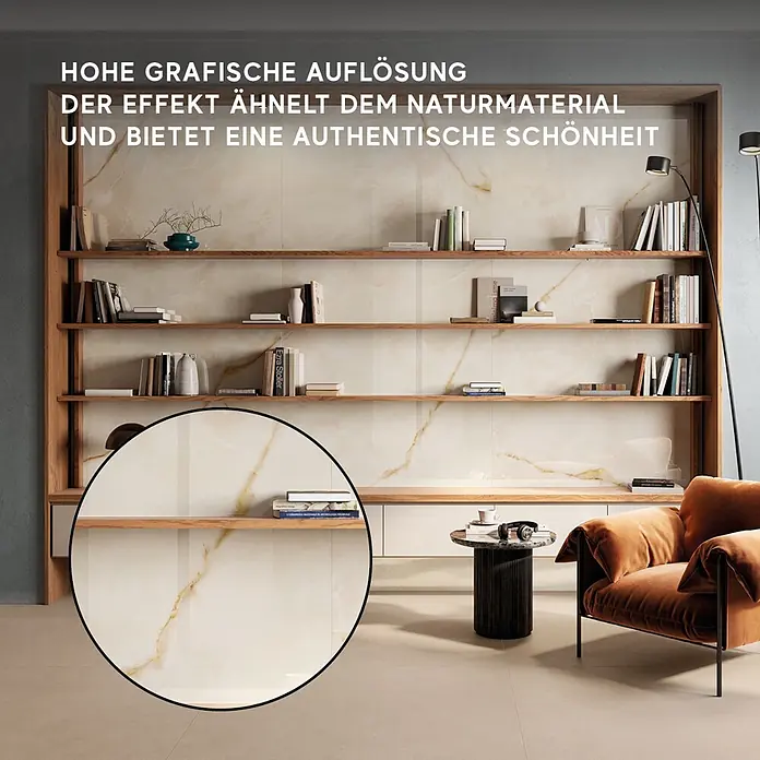 Corso Italia Feinsteinzeugfliese Onyx - 120 x 278 cm, Gold, Glänzend - Helle Wandfliesen in Onyx-Optik mit goldenen Äderungen, elegant in ein Holzregal integriert.