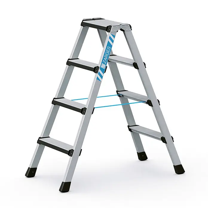 Zarges Stehleiter Comfortstep B Stehleiter mit gepolsterter Stufen-Vorderkante 2x4 Stufen - Anzahl Tritte: 4 Stk., Arbeitshöhe: 2.450 m, Aluminium - Silberne Aluminium-Stehleiter mit schwarzen Anti-Rutsch-Stufen und -Füßen, mit blauem ZARGES-Logo und Sicherheitsgurt.