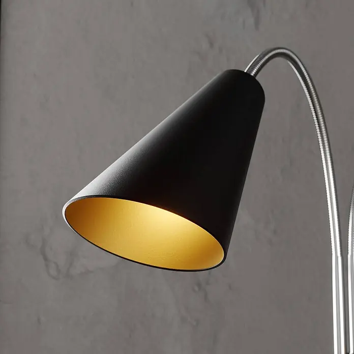 Lucande Stehleuchte Medira - schwarz, schwarz, GU10 - Schwarzer konischer Lampenschirm mit goldener Innenseite und flexiblem silbernem Arm, der warmes Licht abgibt.