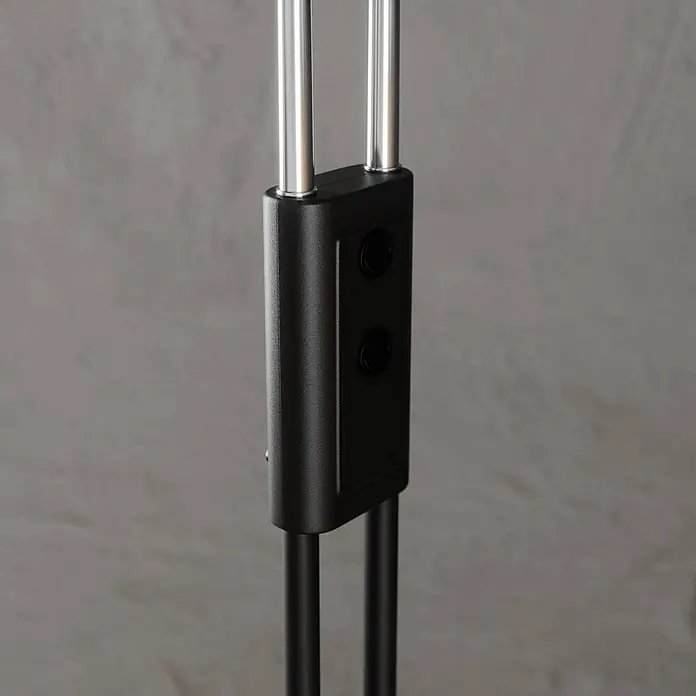 Lucande Stehleuchte Medira - schwarz, schwarz, GU10 - Schwarzes Bedienfeld mit zwei Tasten, verbindet silberne und schwarze Stangen für ein verstellbares System.