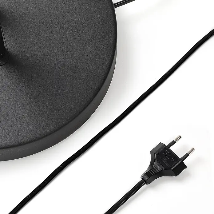 Lucande Stehleuchte Medira - schwarz, schwarz, GU10 - Schwarzer Eurostecker (Typ F/C) mit Kabel und einem mattschwarzen, texturierten Gerätesockel.