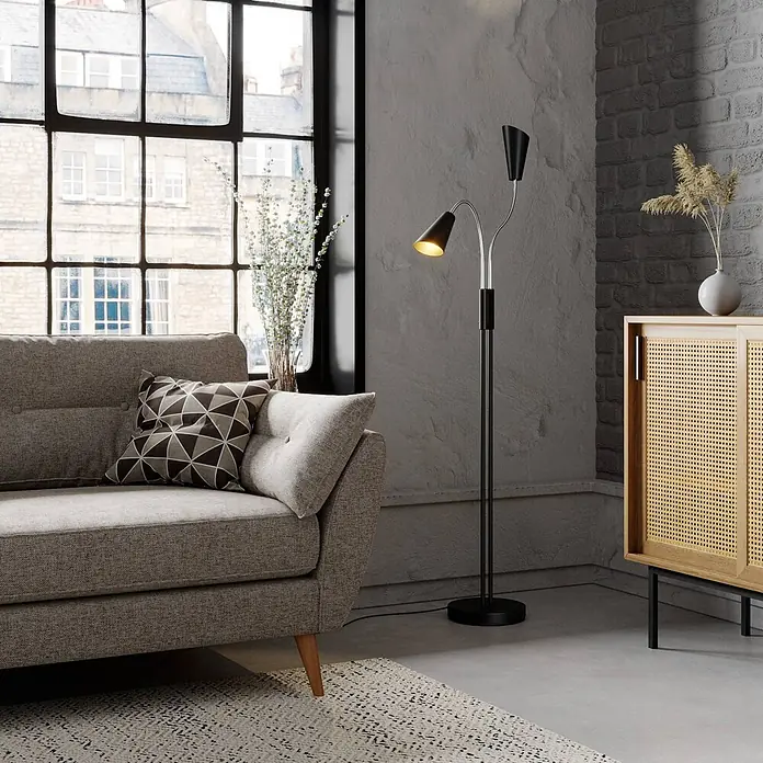 Lucande Stehleuchte Medira - schwarz, schwarz, GU10 - Schwarze Stehlampe mit Deckenfluter und verstellbarer Leselampe, in einem modernen Wohnzimmer verwendet.
