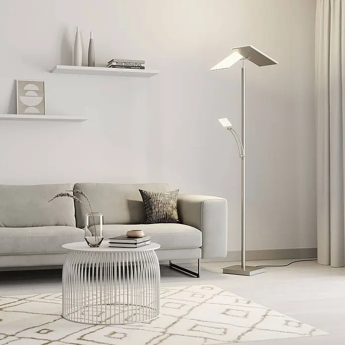 Lucande LED-Deckenfluter Parthena - Höhe: 180 cm, alu / grau / zink, alu / grau / zink, Warmweiß - Silberne Stehleuchte mit Deckenfluter und verstellbarer Leselampe, neben einem Sofa in einem modernen Wohnzimmer.