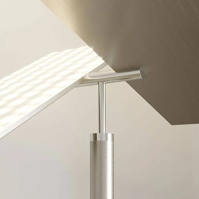 Lucande LED-Deckenfluter Parthena - Höhe: 180 cm, alu / grau / zink, alu / grau / zink, Warmweiß - Moderne LED-Schreibtischlampe mit gebürstetem Metallgestell, einer beleuchteten Platte und einer Holzoptik-Oberfläche.