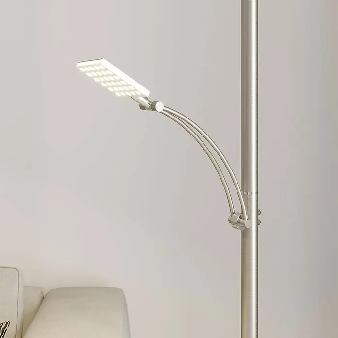 Lucande LED-Deckenfluter Parthena - Höhe: 180 cm, alu / grau / zink, alu / grau / zink, Warmweiß - Stehleuchte aus gebürstetem Nickel mit rechteckigem LED-Leuchtkopf und geschwungenem verstellbarem Arm, die helle Beleuchtung neben einem Sofa bietet.