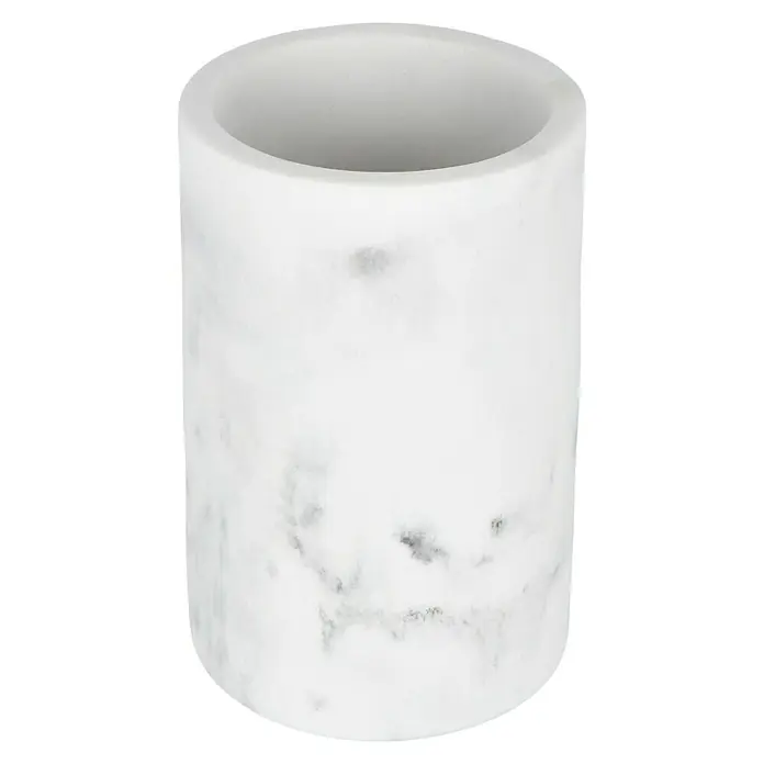 Camargue Zahnputzbecher Marmel - Polyresin, Weiß - Dieses Bild zeigt einen eleganten, zylindrischen Zahnputzbecher aus weißem Marmor mit dezenten grauen Maserungen auf schwarzem Hintergrund.