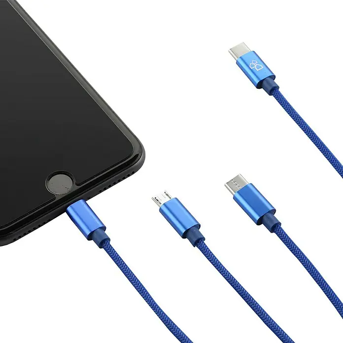 BAUHAUS Cable de carga USB - Azul, 1 m, Enchufe USB C, micro enchufe USB, enchufe para rayos - Varios cables USB azules, uno conectado a un teléfono, se muestran sobre un fondo negro.