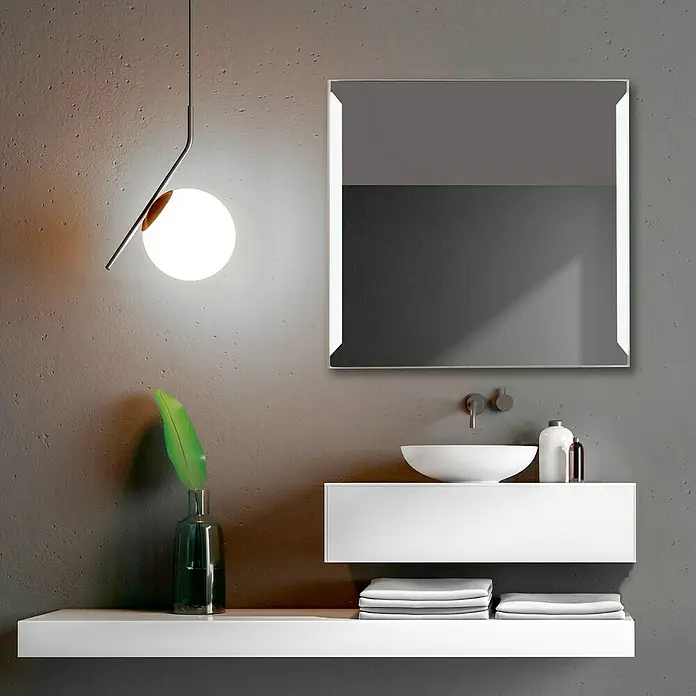 Camargue Espejo con luz Daphne - 80 x 80 cm, Plateado - Diseño moderno de baño con lámpara colgante redonda, espejo cuadrado y lavabo sobre encimera.