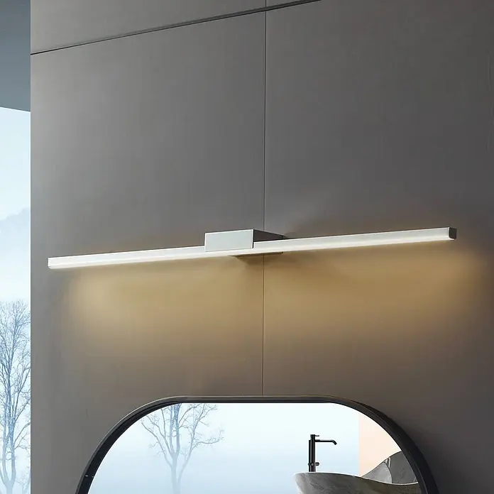 Lucande Wandleuchte Kivana - chrom / silber, chrom / silber - Metallische lineare LED-Spiegelleuchte spendet warmes, gleichmäßiges Licht über einem modernen Badspiegel.