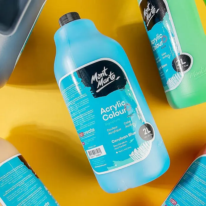 Mont Marte Acrylfarbe Signature - Ceruleanblau, 2.000 ml, Flasche mit Tropfpipette - 2L Mont Marte Acrylfarbe in Ceruleanblau, umgeben von anderen Mont Marte Farbflaschen.