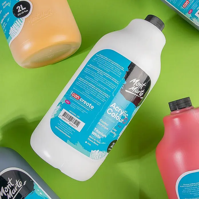 Mont Marte Acrylfarbe Signature - Titanweiß, 2.000 ml, Flasche mit Tropfpipette - Weiße Mont Marte 2L Acrylfarbenflasche, Titanweiß, mit gelben, grauen und rosa Flaschen im Hintergrund.