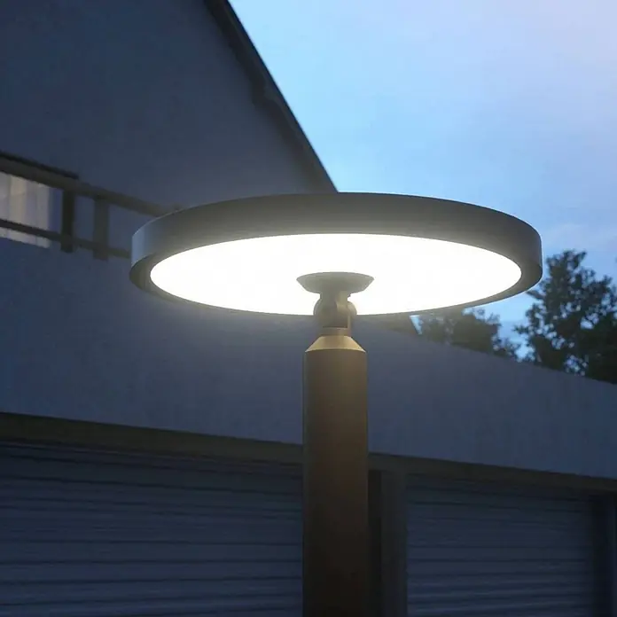 Lucande Außenlaterne Akito - 32 x 32 x 220 cm - Moderne dunkelgraue Pollerleuchte mit rundem LED-Kopf, beleuchtet ihre Umgebung.