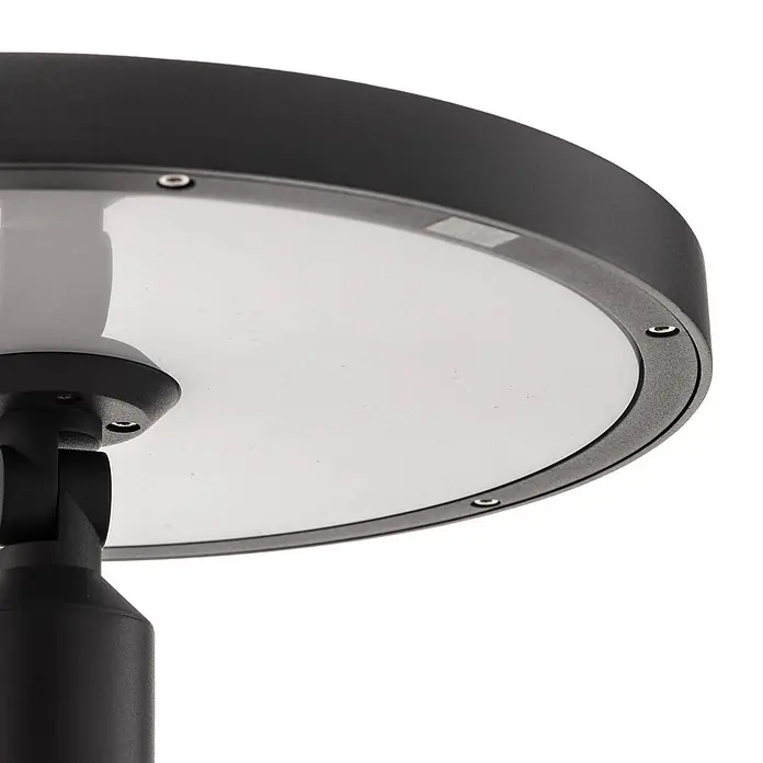 Lucande Außenlaterne Akito -  - Nahaufnahme einer dunkelgrauen Outdoor-LED-Leuchte mit rundem weißen Diffusor und verstellbarem schwarzem Sockel.