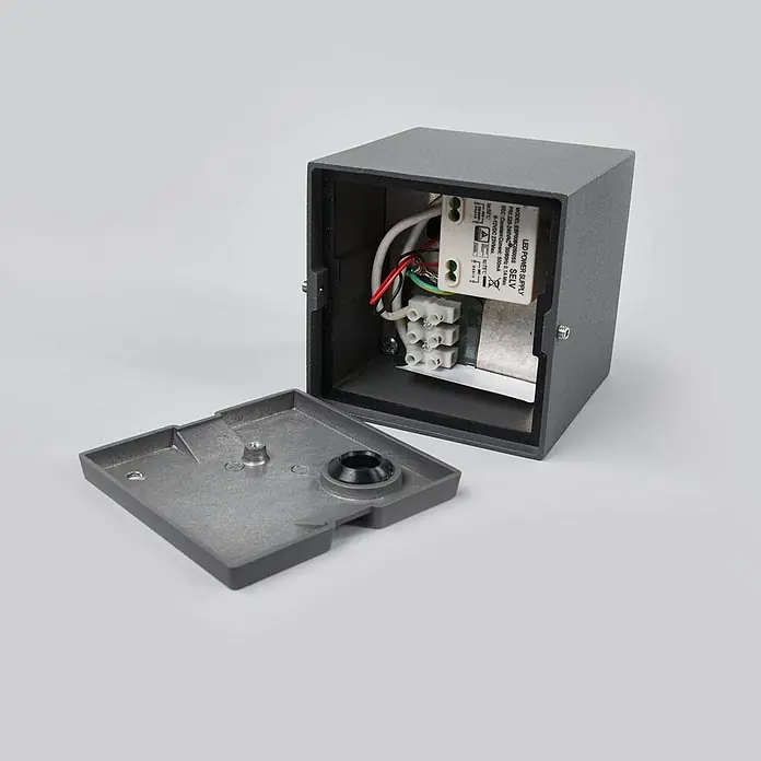 Lucande Außenwand- & Deckenleuchte Tanea - alu / grau / zink, alu / grau / zink, IP54 - Offenes graues LED-Außenleuchtengehäuse mit sichtbarem Netzteil und Verkabelung, Deckel abgenommen.