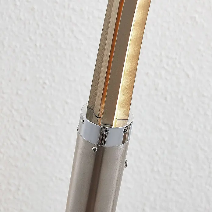 Lindby Stehleuchte Boba - Höhe: 185 cm, alu / grau / zink, alu / grau / zink - Detail einer modernen Lampe mit gebürstetem Metallsockel, Chromring und beleuchteten Segmenten in gebürstetem Messing.