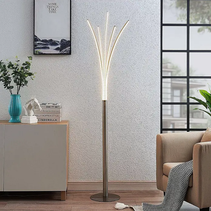 Lindby Stehleuchte Boba - Höhe: 185 cm, alu / grau / zink, alu / grau / zink - Moderne LED-Stehleuchte mit schlankem Metallschaft und fünf ausfächernden Lichtstreifen, in einem Wohnzimmer.