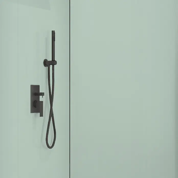 Wetwall Wandpaneel Alloy - 60 x 244 cm, Terra Grey / Seabreeze Green - Mattschwarze Handbrause mit flexiblem Schlauch und Mischbatterie in einer modernen Dusche.